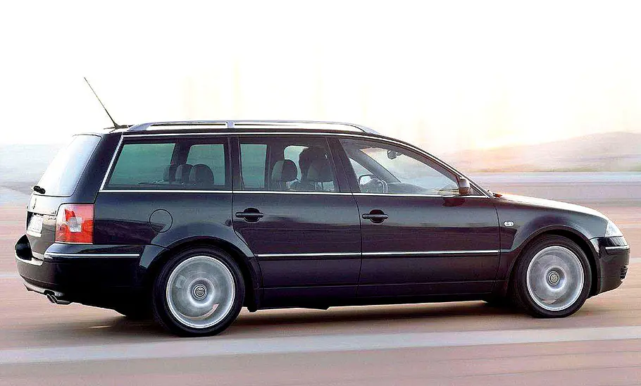 VW Passat W8 Variant fahrend von der Seite fotografiert. 