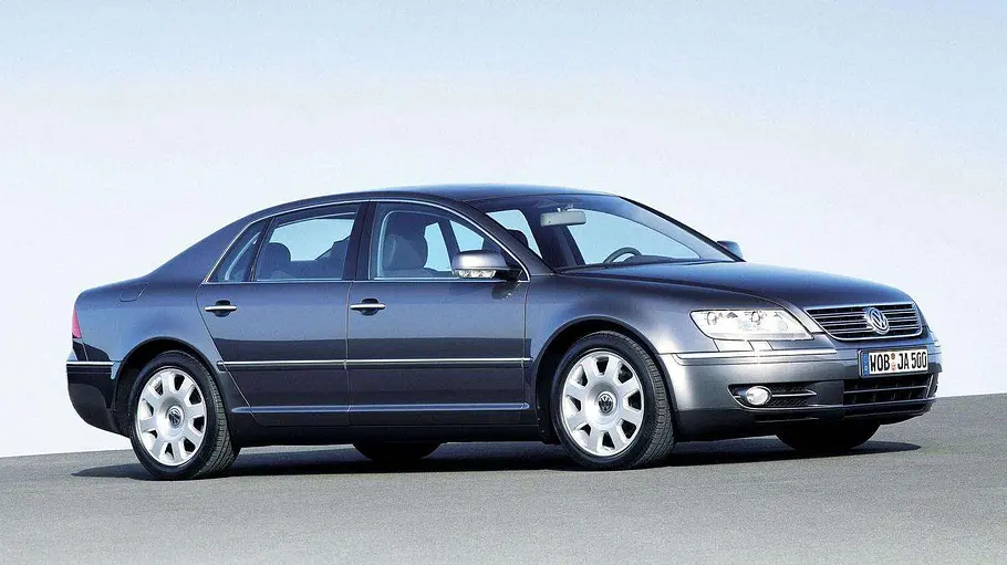 Der VW Phaeton steht auf Asphalt, von vorne rechts fotografiert.