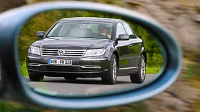 Der VW Phaeton 3.0 TDI 4Motion fahrend von schräg vorne im Rückspiegel fotografiert. - Foto: Willy Bister