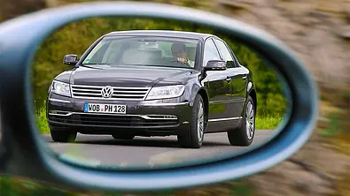 Der VW Phaeton 3.0 TDI 4Motion fahrend von schräg vorne im Rückspiegel fotografiert. - Foto: Willy Bister