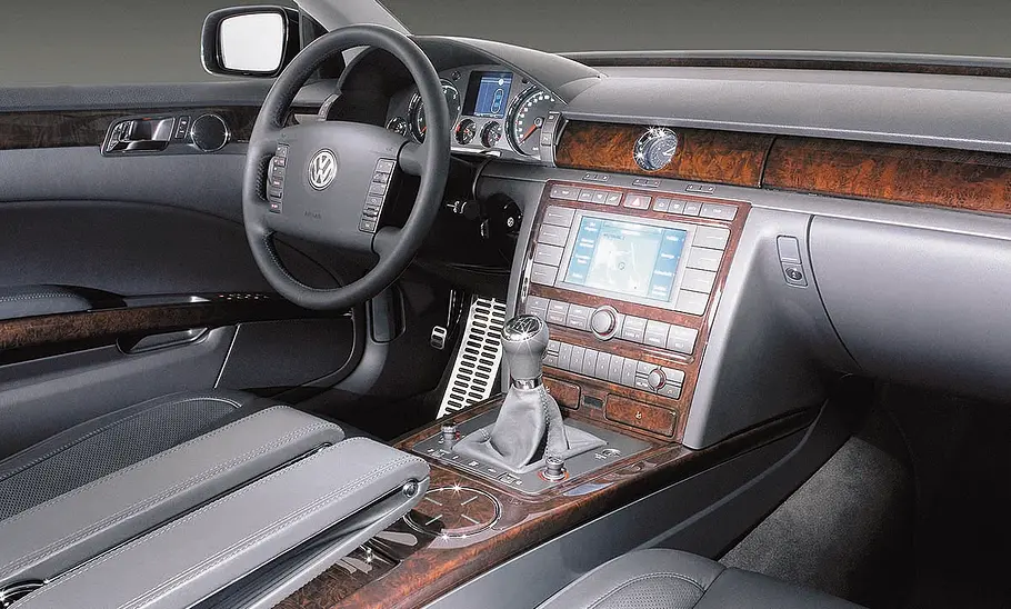 Der Innenraum des VW Phaeton 3.2 V6 mit Handschaltung.
