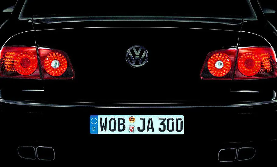 Der VW Phaeton mit selbstleuchtendem Kennzeichen von hinten fotografiert.