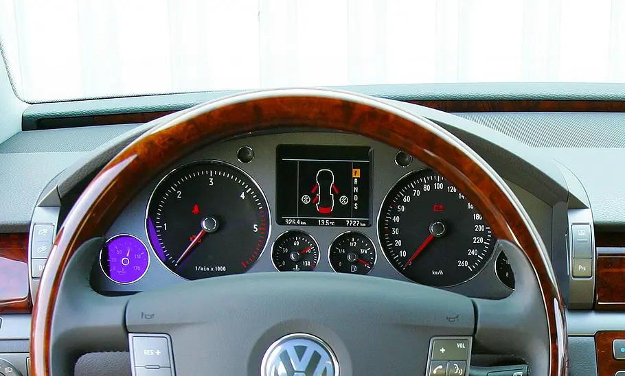 Der Tacho des VW Phaeton.