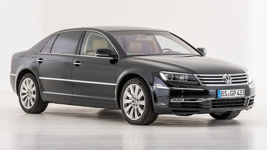 VW Phaeton D1 Der VW Phaeton D1 stehend von schräg vorne.