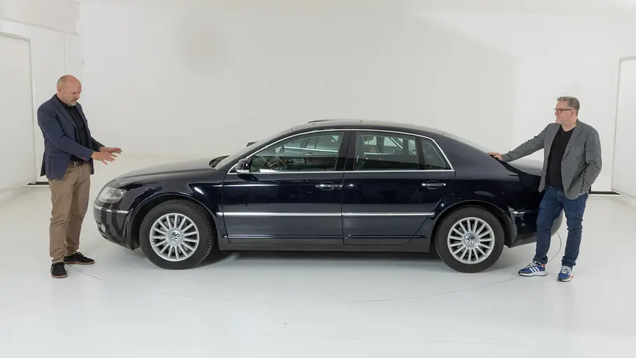 VW Phaeton D1 Der VW Phaeton D1 stehend mit Stefan Wallburg und Andreas Mindt.