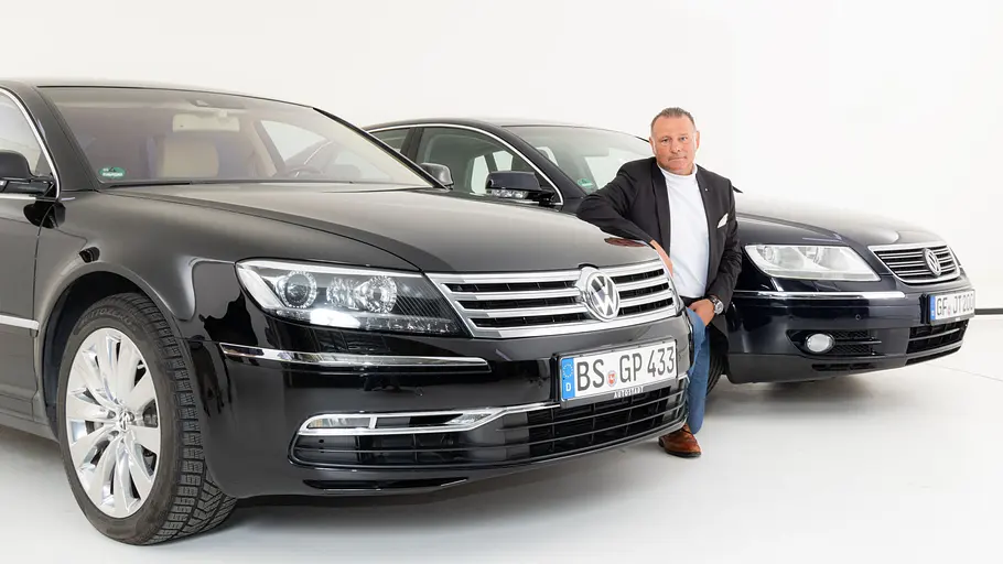 VW Phaeton D1 Dr. Arno Homburg kniend am VW Phaeton D1.