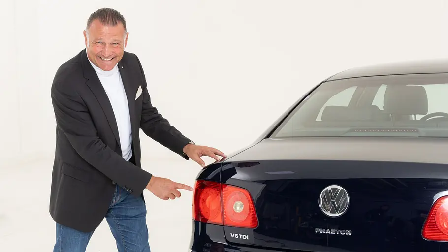 VW Phaeton D1 Dr. Arno Homburg neben den Rückleuchten des VW Phaeton D1.