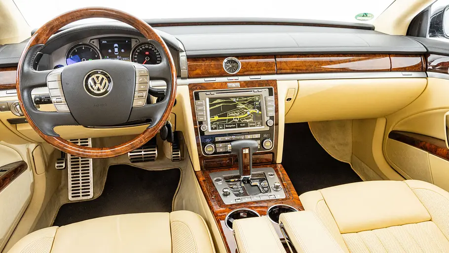 VW Phaeton D1 Das Cockpit des VW Phaeton D1.