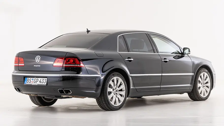 VW Phaeton D1 Der VW Phaeton D1 stehend von schräg hinten.