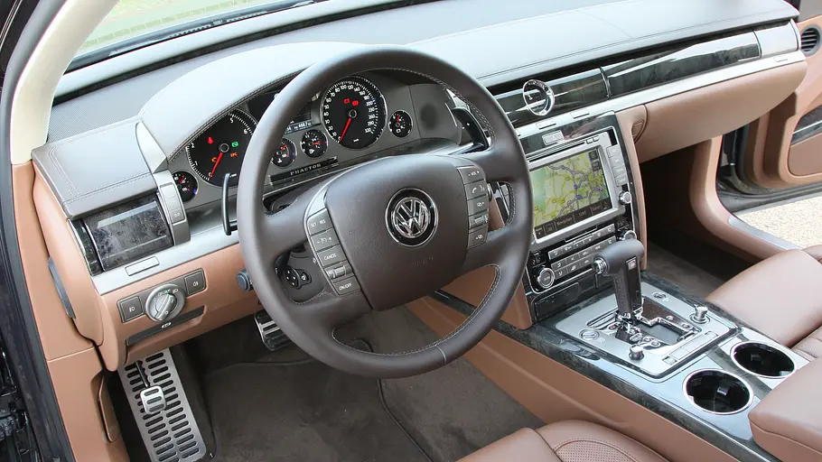 Das Cockpit des VW Phaeton V8 4Motion. 