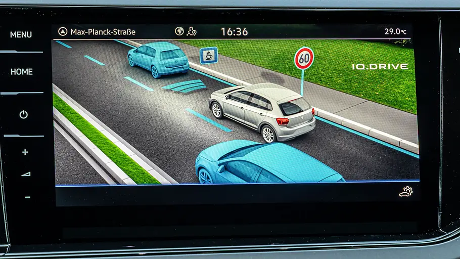 Die Ansicht für Fahrassistenzen auf dem Touchscreen des VW Polo.