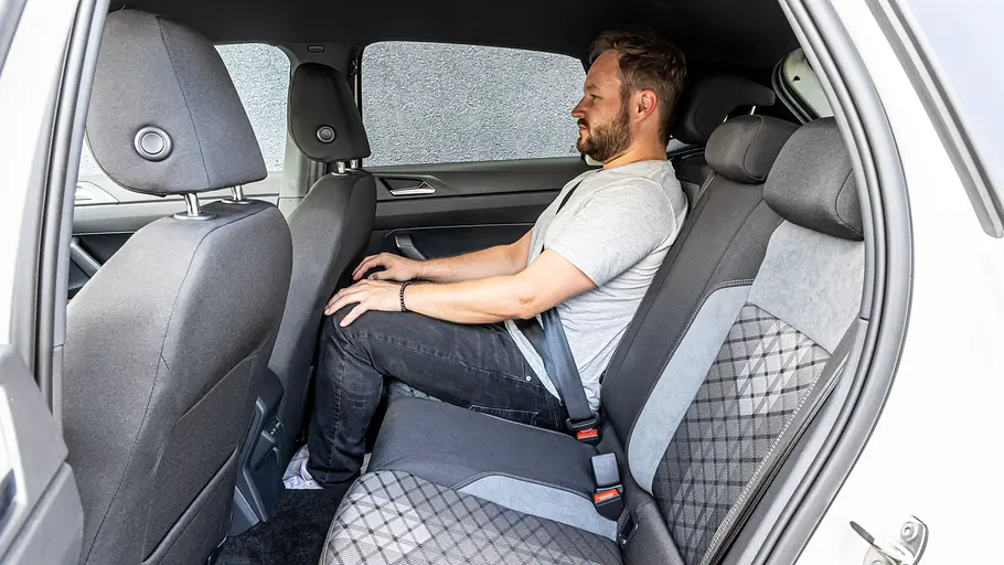 Eine Person sitzt auf der Rückbank des VW Polo.