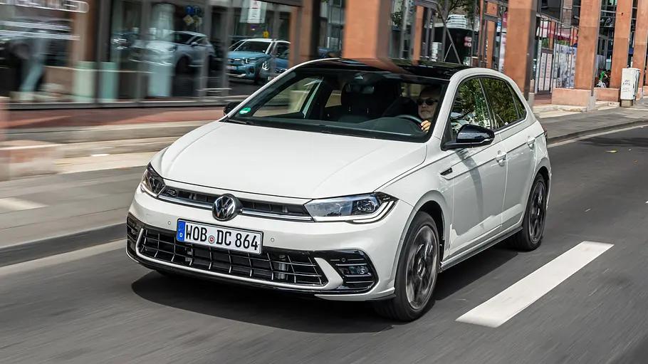 Der VW Polo fahrend von schräg vorne links.