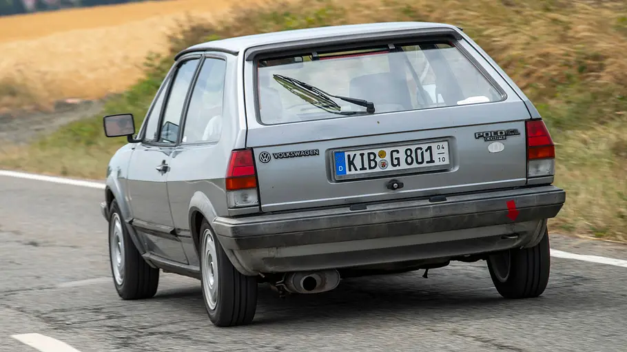 VW Polo 86C Der VW Polo 86C fahrend von hinten