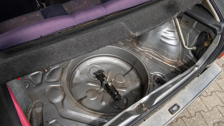 VW Polo 86C Die Reserveradmulde des VW Polo 86C