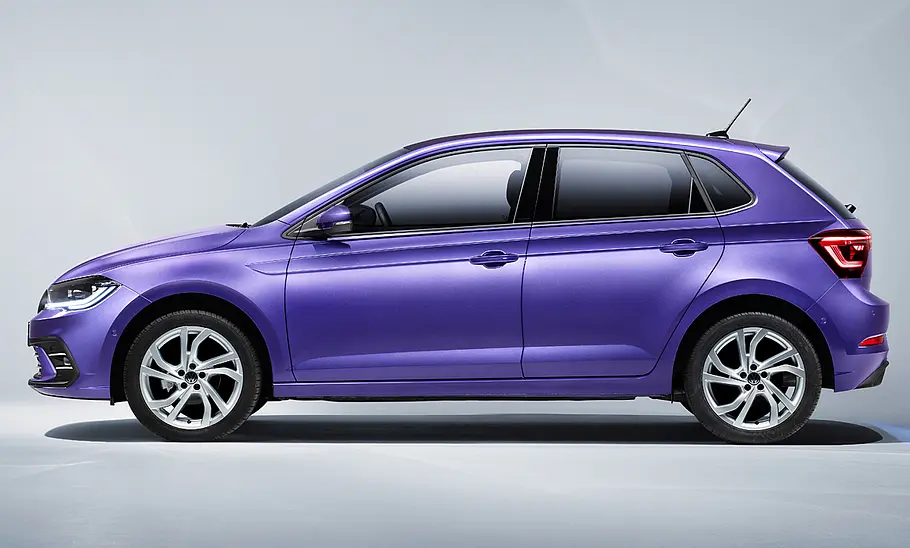 Das VW Polo Facelift (2021) steht in Studioumgebung, von links fotografiert.