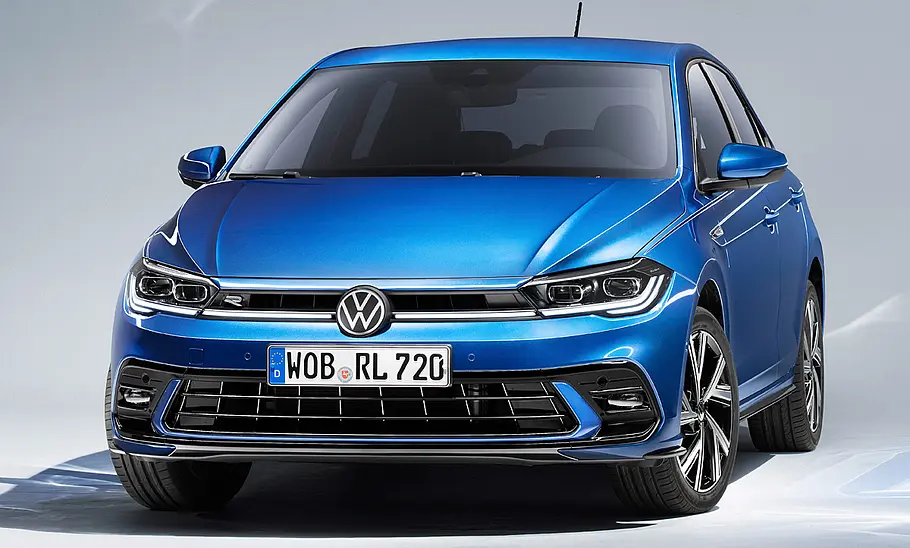 Das VW Polo Facelift (2021) steht in Studioumgebung, von vorne fotografiert.