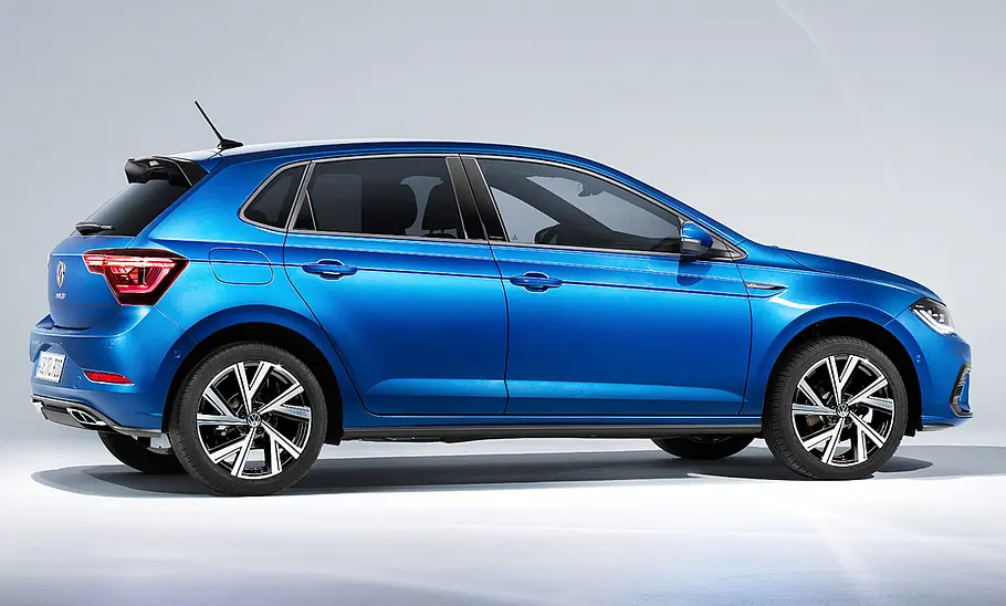Das VW Polo Facelift (2021) steht in Studioumgebung, von links fotografiert.