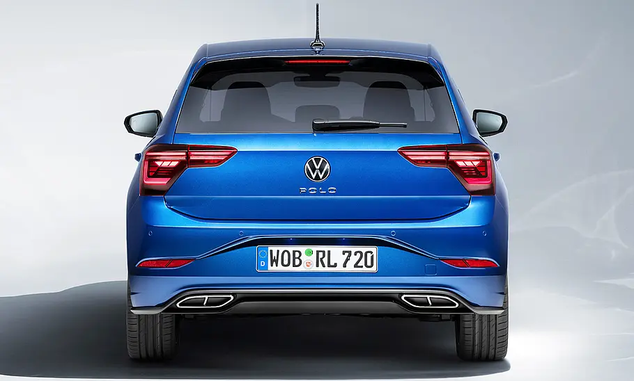 Das VW Polo Facelift (2021) steht in Studioumgebung, von hinten fotografiert.