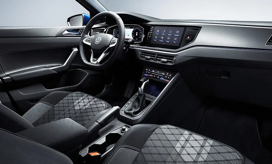 Das Armaturenbrett des VW Polo Facelift (2021) in der R Line.