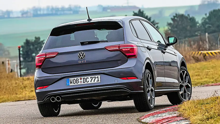 Blick von schräg hinten auf den fahrenden VW Polo GTI.