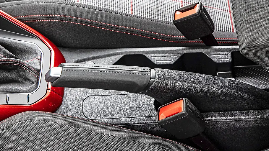 Blick auf den Handbremshebel im Innenraum des VW Polo GTI.