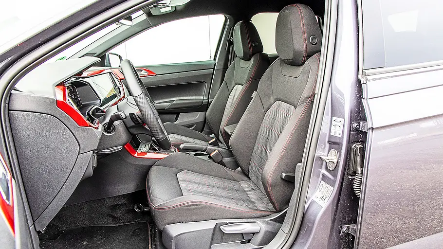Blick auf die Vordersitze im Innenraum des VW Polo GTI.