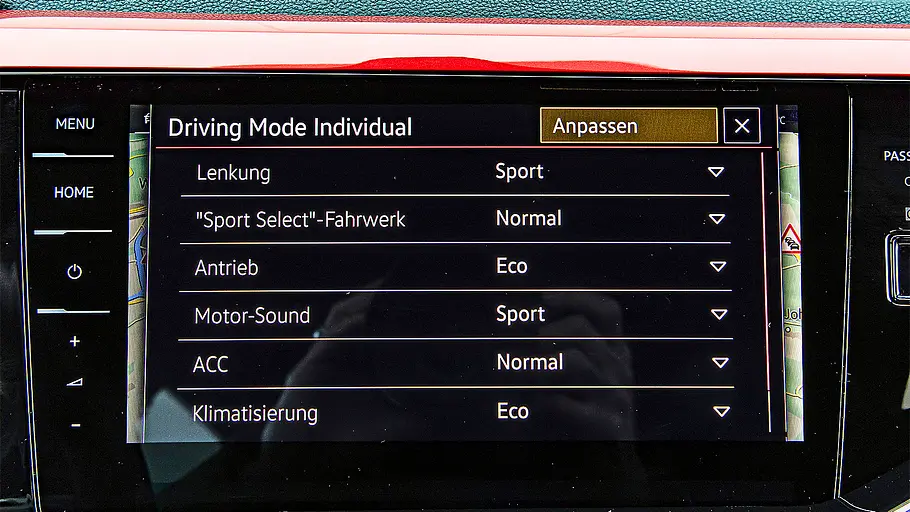 Blick auf die Armaturen im Innenraum des VW Polo GTI.