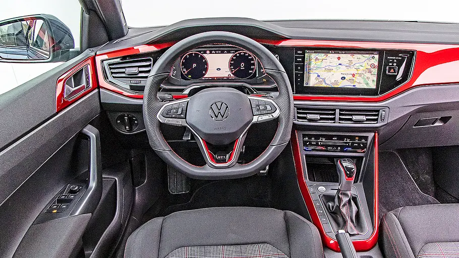 Blick auf die Armaturen im Innenraum des VW Polo GTI.