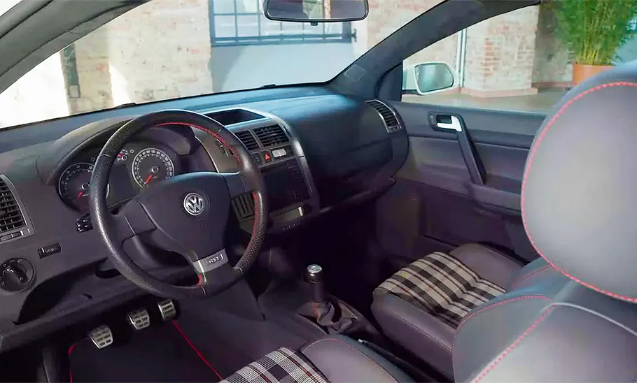 VW Polo GTI Cabrio Das Cockpit des VW Polo GTI Cabrio.