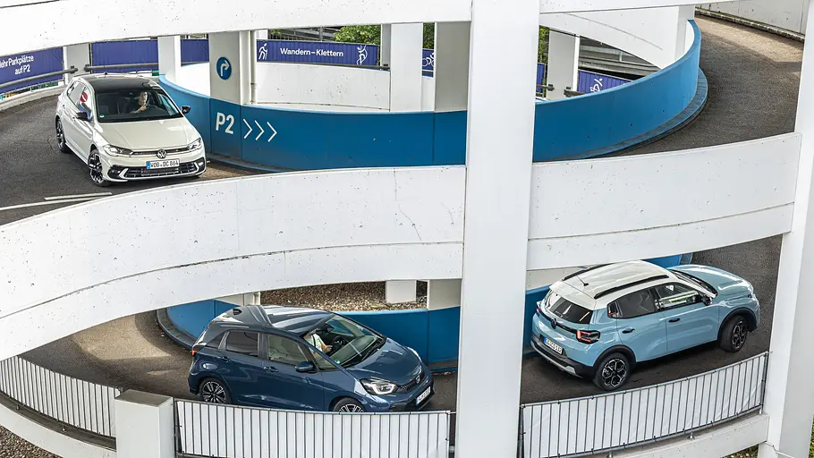 VW Polo, Honda Jazz und Citroën C3 in einer Spiralauffahrt eines Parkhauses.