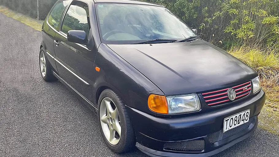 Der VW Polo V8 stehend von vorne.