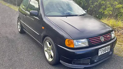 Der VW Polo mit V8-Umbau statisch von schräg vorne fotografiert. - Foto: Trademe