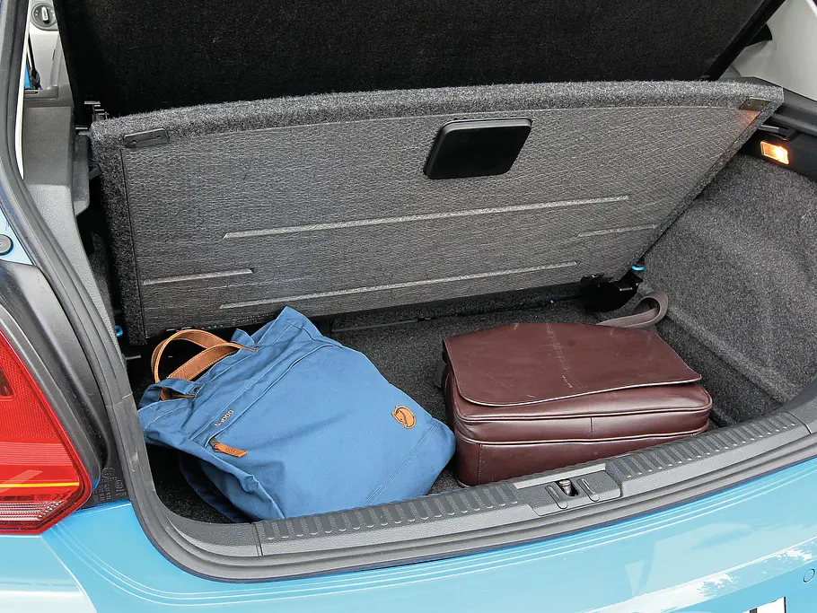 VW Polo Vergleich Test Bilder technische Daten Ladeboden