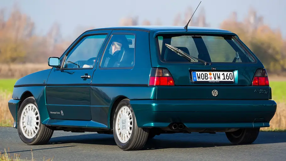 VW Rallye Golf syncro fahrend von schräg hinten fotografiert. 