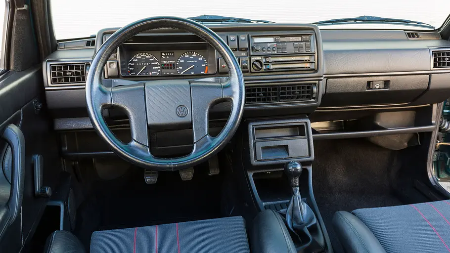 Das Cockpit des VW Rallye Golf syncro. 