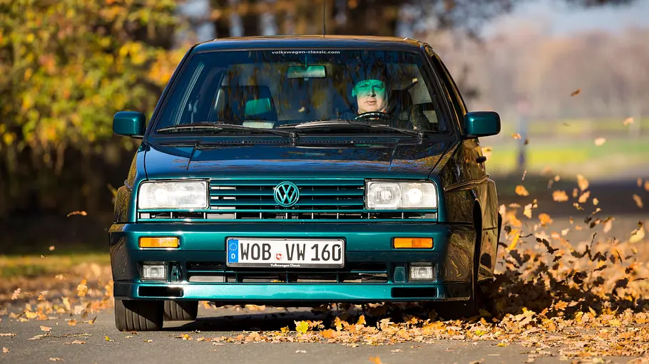 VW Rallye Golf syncro fahrend von vorne fotografiert. 