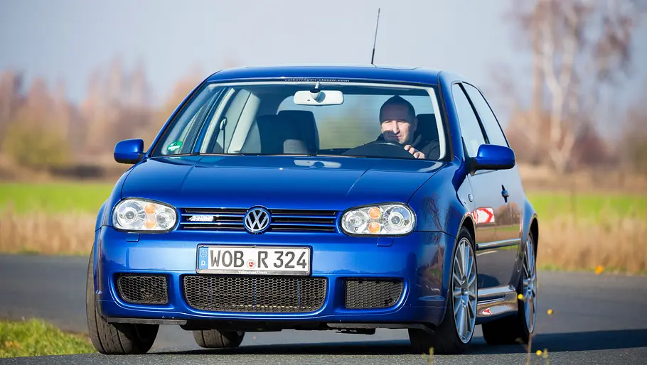 VW Golf R32 4Motion fahrend von schräg vorne fotografiert. 