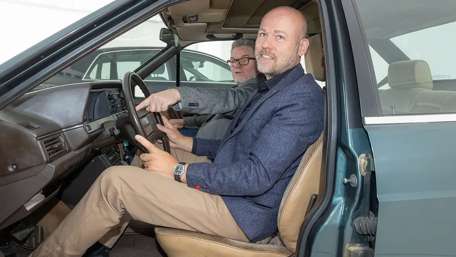 Zwei Personen sitzend im VW Santana
