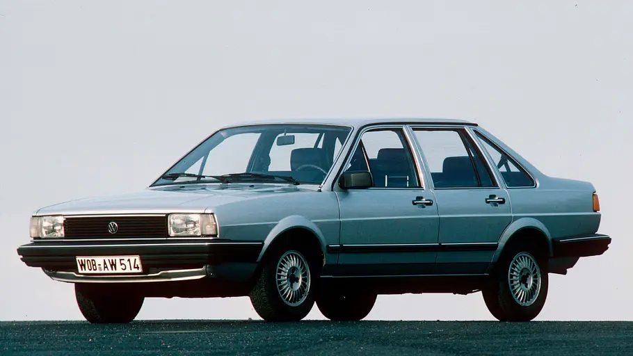 VW Santana statisch von schräg vorne fotografiert. 