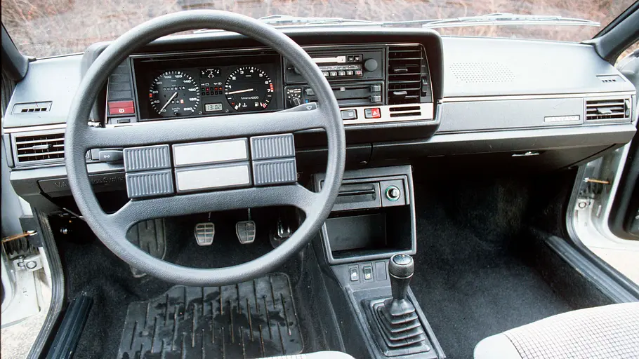 Das Cockpit des VW Santana. 