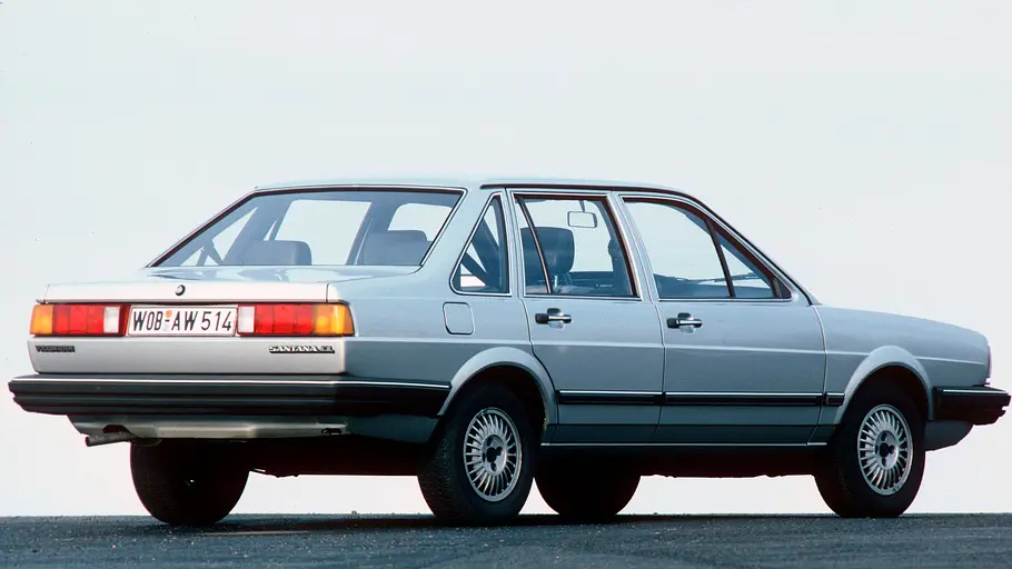VW Santana statisch von schräg hinten fotografiert. 