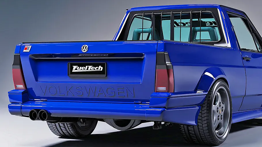 Der VW Saveiro RS 2 Quattro stehend von hinten.