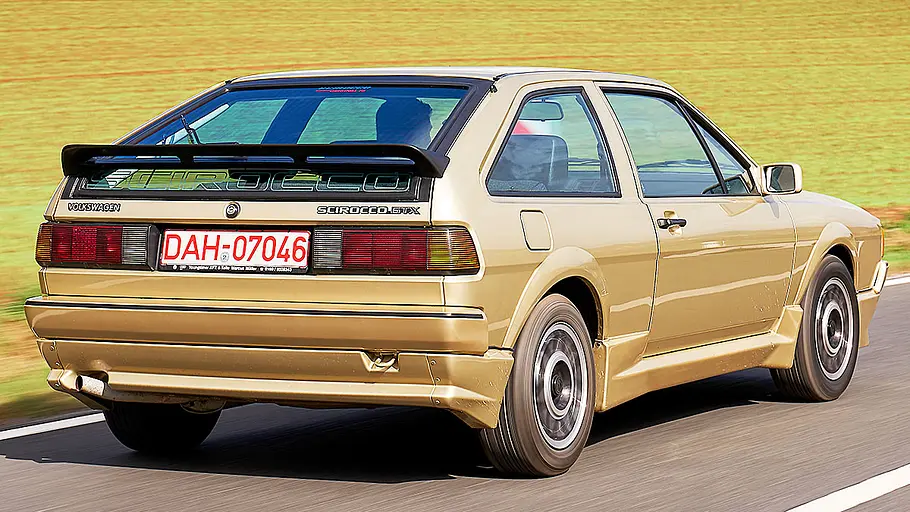 VW Scirocco GTX Der VW Scirocco GTX fahrend von hinten
