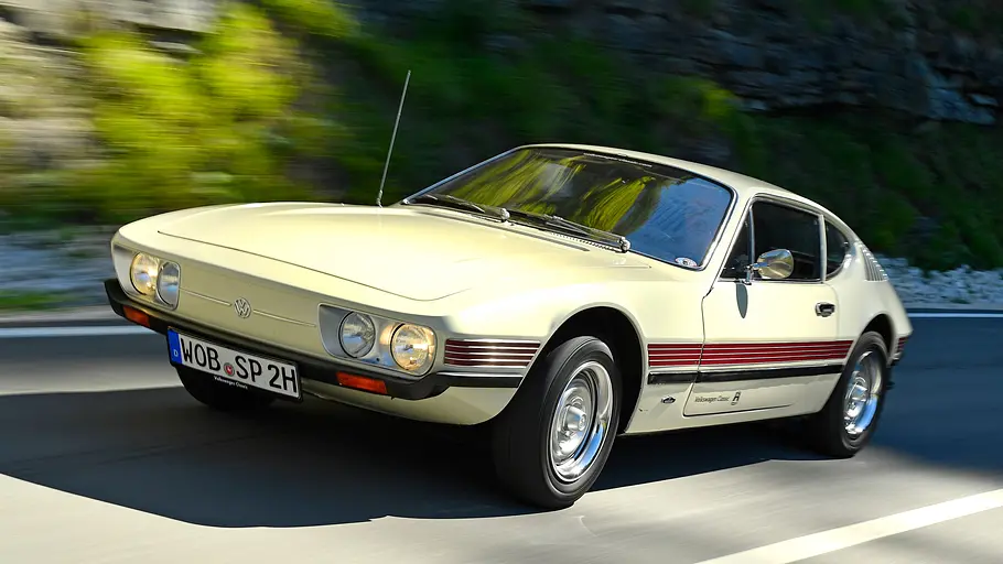 VW SP 2 fahrend von schräg vorne fotografiert. 