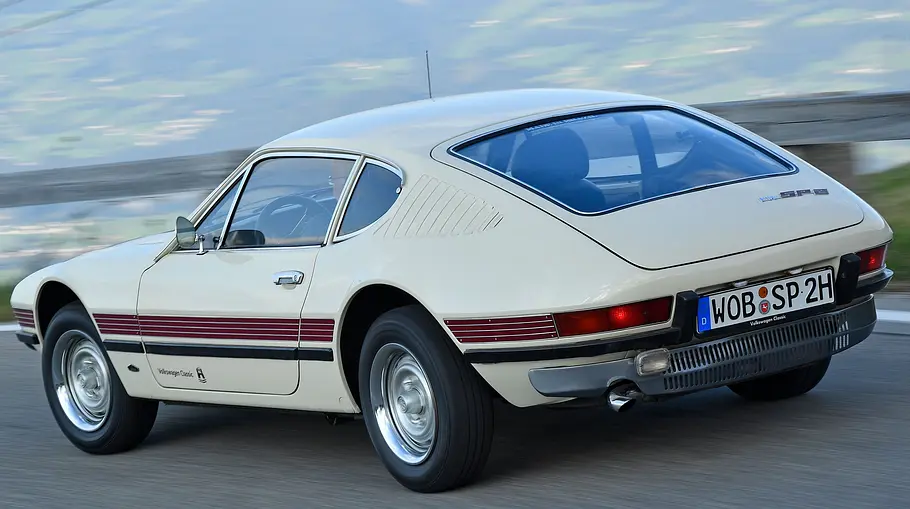 VW SP 2 fahrend von schräg hinten fotografiert. 