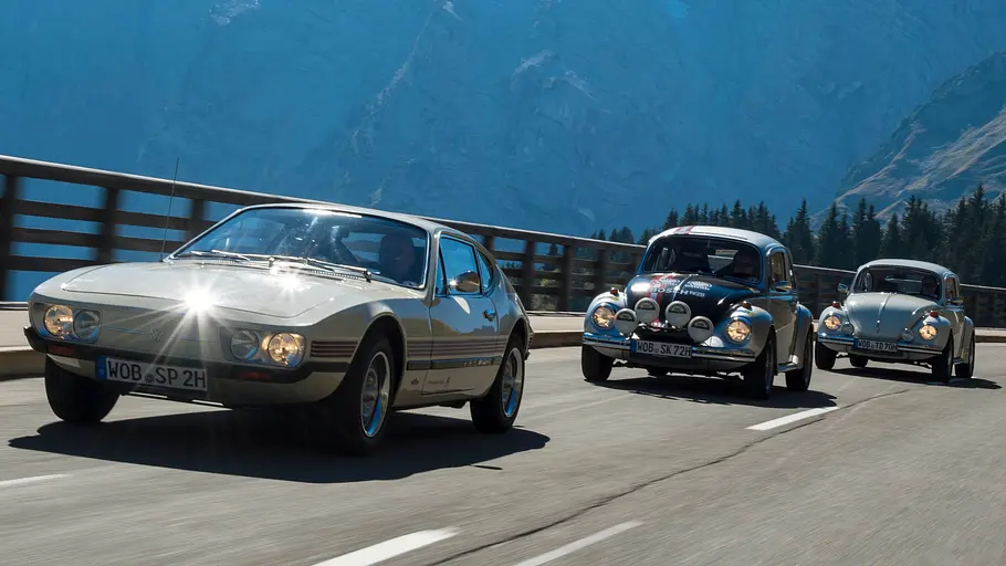 Der VW SP 2, VW 1302 Salzburg-Käfer, VW 1302 Theo-Decker-Käfer fahrend von schräg vorne fotografiert. 