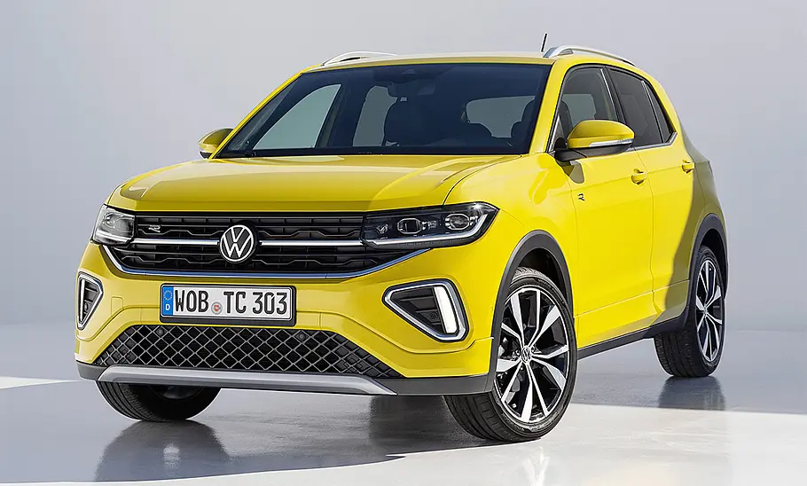 VW T-Cross Facelift (2024) Das VW T-Cross Facelift (2024) stehend von schräg vorne fotografiert.