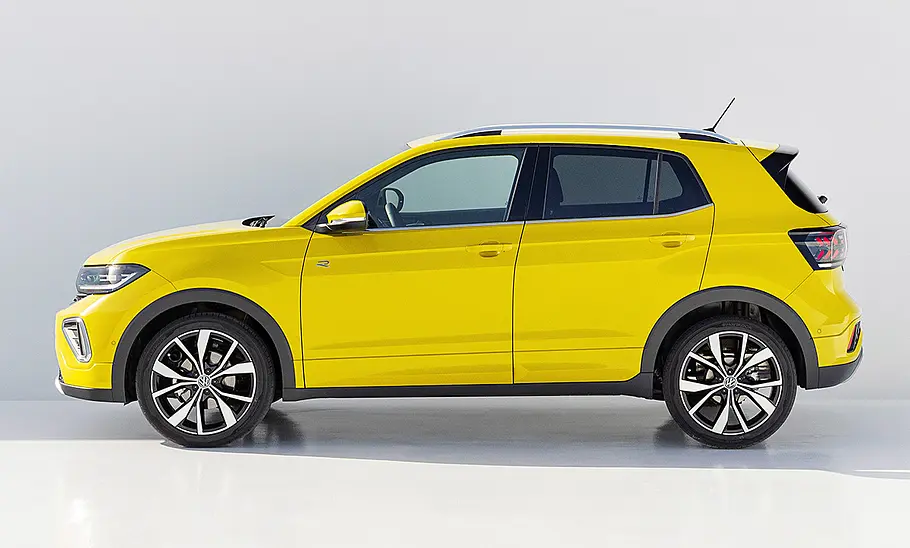 VW T-Cross Facelift (2024) Das VW T-Cross Facelift (2024) stehend von der Seite fotografiert.