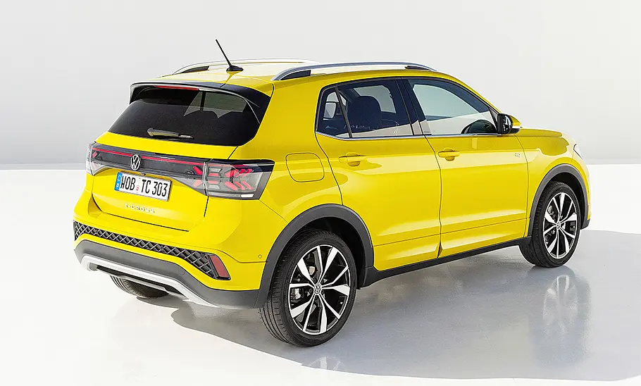 VW T-Cross Facelift (2024) Das VW T-Cross Facelift (2024) stehend von schräg hinten fotografiert.
